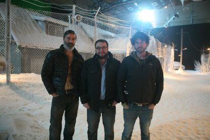 Juande Garduño, Matthew Fox y Miguel Ángel Vivas en el set de 'Welcome to Harmony'.