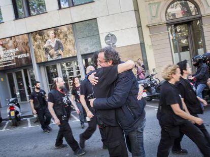 Trabajadores del cuerpo t&eacute;cnico del Liceo salen del teatro para sumarse al paro de media hora por un plan de ajuste consensuado. 