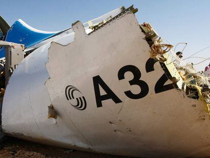 Imagen de una pieza del fuselaje del avión siniestrado en el Sinaí facilitada por el Gobierno ruso.