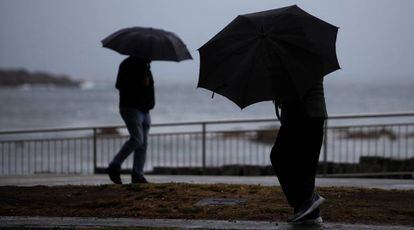 Dos personas caminan por el paseo marítimo de A Coruña el pasado día 6.