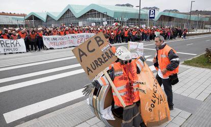 Trabajadores de Arcelor Sestao en una protesta en Vitoria junto al Gobierno vasco