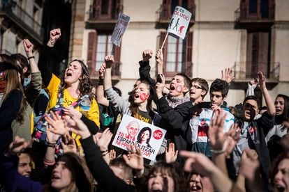Estudiantes lanzan soflamas contra la política educativa y los recortes en Barcelona.