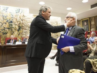 Rivas felicita a Fern&aacute;ndez Ferreiro durante el acto de ingreso.