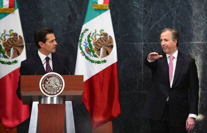El presidente Enrique Peña Nieto toma protesta el miércoles pasado al nuevo secretario de Hacienda, José Antonio Meade.