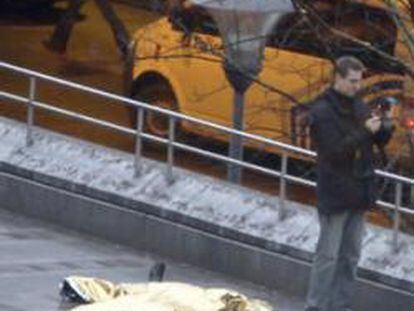 Un cadáver yace en el suelo cerca de la plaza Saint-Lambert en Lieja, Bélgica. Cuatro personas han muerto y más de medio centenar han resultado heridas, siete de ellas graves, en el centro de esta ciudad belga en un ataque con armas de fuego y granadas, perpetrado al parecer por un solo individuo.