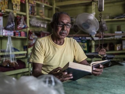 Ernesto Aquino tiene un colmado en un barrio periférico de Santo Domingo (República Dominicana).