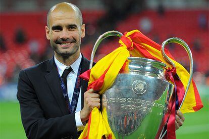 Guardiola sostiene sonriente la Copa de Europa tras la final.