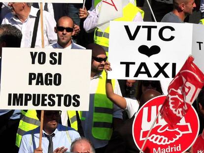 Conductores de vehículos de alquiler con conductor (VTC)protestan  en el Paseo de la Castellana de Madrid contra el real decreto ley.