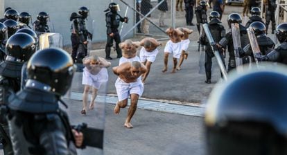 El traslado de pandilleros al Centro de Confinamiento del Terrorismo (CECOT), el 24 de febrero en Tecoluca, El Salvador.
