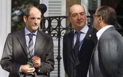 Paul Ríos, de Lokarri, Martín Garitano, diputado general de Gipuzkoa, y Juan Karlos Izagirre, alcalde de San Sebastián, en la conferencia de paz