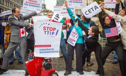 Protesta en contra de los tratados de libre comercio que la UE negocia con EE UU y con Canad&aacute;, el pasado 11 de octubre en Berl&iacute;n. 