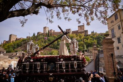 Procesión de la hermandad de Penitencia de Nuestro Padre Jesús del Amor y la Entrega y María Santísima de la Concepción en el Albaicín, a su salida con la Alhambra de fondo.