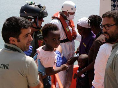 En foto, Salvamento Marítimo trasladó ayer a Melilla 35 de las 68 personas que llegaron en patera las islas Chafarinas. En vídeo, Marlaska habla sobre el tema en El programa de Ana Rosa.
