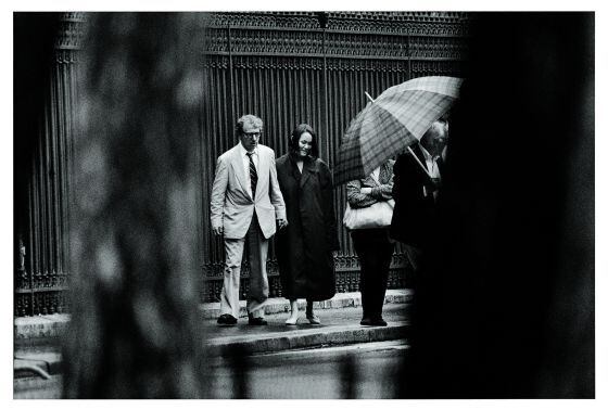 En 1994, año y medio después de revelarse la historia de amor entre Woody Allen y Soon-Yi, hija adoptiva de la ex pareja sentimental del director, Mia Farrow, esta foto tomada en París dio la vuelta al mundo. Allen y Soon-Yi se casarían tres años después en Venecia.