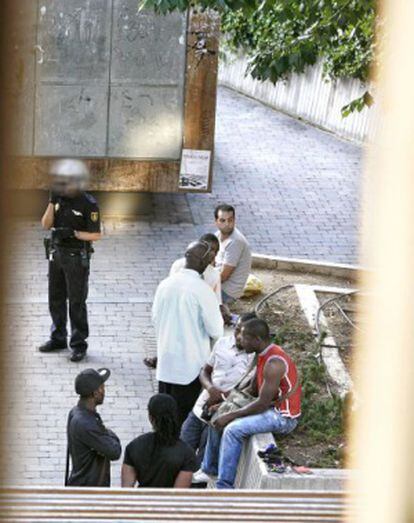 Varios policías identifican a extranjeros en la plaza de Tirso de Molina.