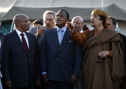 El dictador libio junto con los presidentes de Sudáfrica y República del Congo, Jacob Zuma (1) y Denis Sassu Nguesso (2).