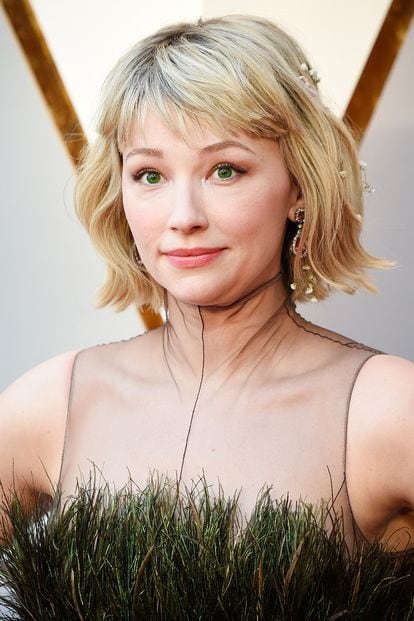 Haley Bennett incorporó flequillo para aquellas que quieran atreverse con algo más arriesgado. Además la actriz llenó su melenita rubia de pequeñas hojas y flores.