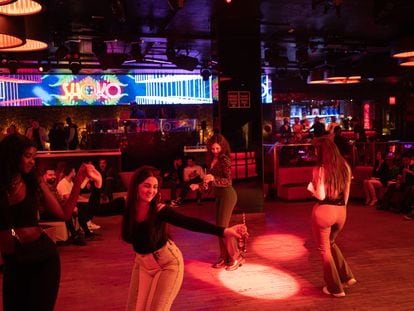 Un grupo de personas bailan en una discoteca en Barcelona, este jueves.