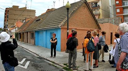 Arquitectos y alumnos alemanes y japoneses de visita, ayer, a la zona amenazada de derribo en El Cabanyal.