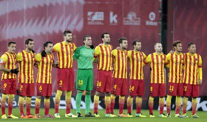 Los jugadores del FC Barcelona guardan un minuto de silencio por la muerte de Duñabeitia, expresidente del Athletic de Bilbao.