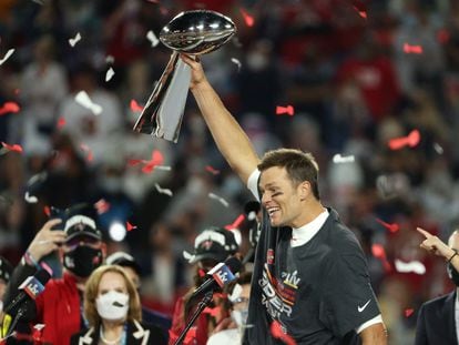 Tom Brady con el trofeo de la Superbowl de 2021.