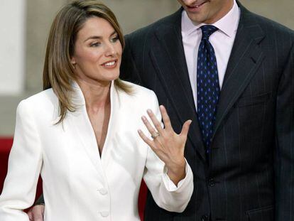 El entonces príncipe de Asturias y su prometida, Letizia Ortiz Rocasolano, durante su comparecencia ante los medios de comunicación en el Palacio de El Pardo, en el día de su petición de mano, en noviembre de 2003.