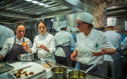 
Elena Arzak, con su equipo en la cocina del restaurante.