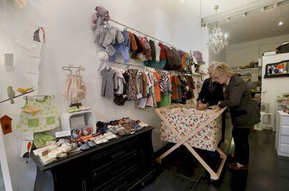Zapatelas, la tienda de Malasa&ntilde;a que vende ropa confeccionada en c&aacute;rceles de Madrid. 