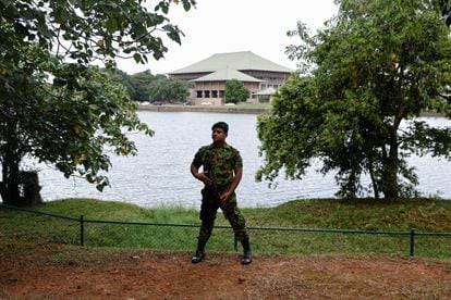 Un militar esrilanqués, este sábado cerca del Parlamento.