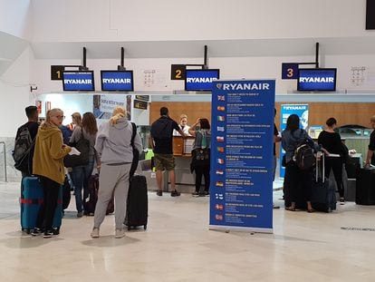 Viajeros en el mostrador de facturación de Ryanair en el aeropuerto de Barajas (Madrid).