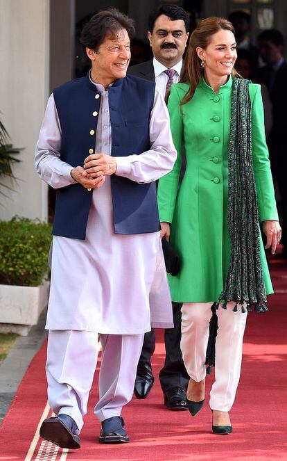 Esta fue la indumentaria que escogió para su visita al primer ministro del país, Imran Khan, quien fue amigo personal de la Princesa Diana.