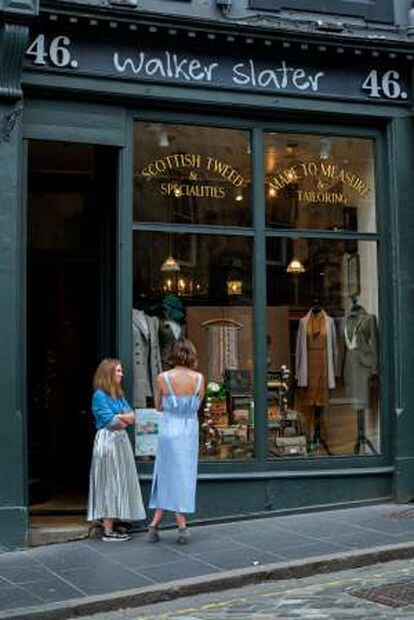 Escaparate de la sastrería Walker Slater, en la calle Victoria de Edimburgo, un clásico de los trajes de 'tweed'.