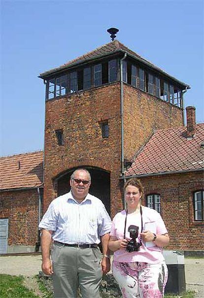 El autor de la carta, con su hija, en Auschwitz-Birkenau.