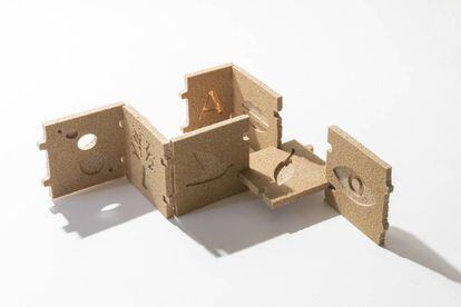 Puzzle 3D hecho con el mismo material en textura madera. "Se puede derretir en una cazuela y transformarlo en otra cosa", explican sus creadores. |