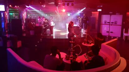 Clientes de Center Mambo Latino, una discoteca en los bajos de Azca, Madrid.