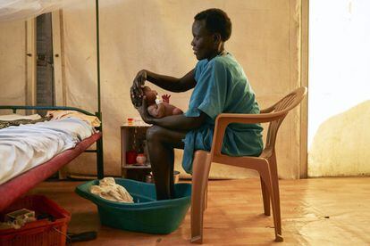 Una madre lava a su bebé recién nacido en un hospital de Medecins Sans Frontieres (MSF) en Malakal (Sudán del Sur), el 31 de marzo de 2019. Aproximadamente 30.000 desplazados continúan habitando el campamento en el norte del país, a pesar de la firma de un cese de hostilidades entre el gobierno y las fuerzas de oposición el año pasado.