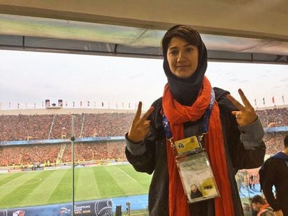 Niloofar Hamedi, la periodista que informó de la muerte de Mahsa Amini, en una imagen sin datar en un estadio de fútbol en Irán.