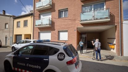 Vehículo de los Mossos d'Esquadra frente a la vivienda donde se ha producido el suceso en Porqueres (Girona), este jueves.