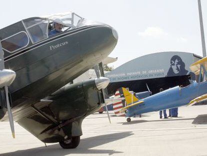 Carlos Valle, dentro del Dragon Rapide, en Cuatro Vientos.