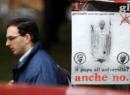 Un estudiante de La Sapienza pasa junto a un cartel contrario a la visita del Papa.