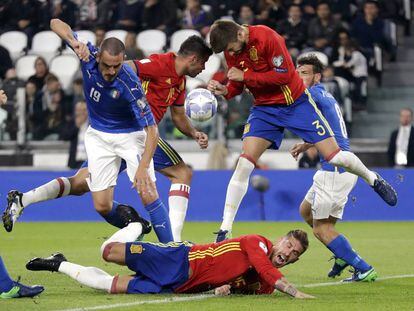 Piqué, Costa, Ramos y Bonucci luchan por un balón.