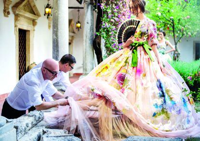 Domenico Dolce y Stefano Gabbana terminan uno de los vestidos de su primer desfile de Alta Moda, que tuvo lugar en Taormina en 2012.