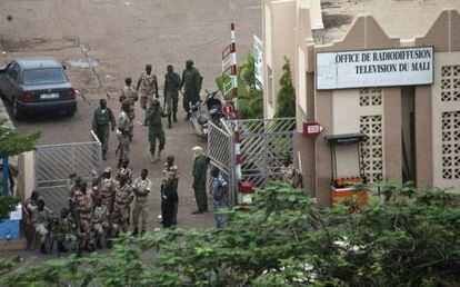 Soldados malienses toman la radio y la televisi&oacute;n estatales este mi&eacute;rcoles.