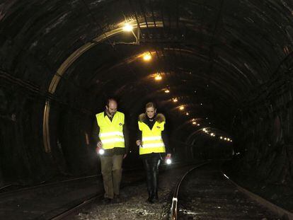 La presidenta regional y el consejero de Transportes visitan el t&uacute;nel de la l&iacute;nea 1 de metro el pasado 12 de febrero.