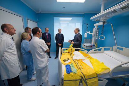 Imatge de la nova habitació per tractar malalts afectats per l'ebola, durant la visita del lehendakari Urkullu.