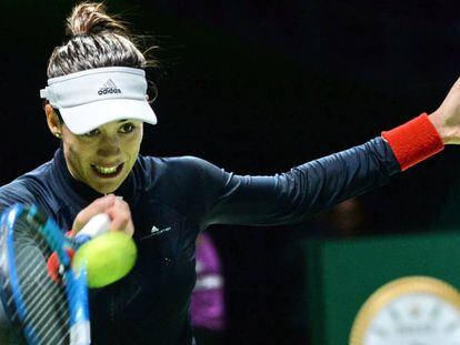 FOTO: Muguruza, durante el partido contra Ostapenko en Singapur. / VÍDEO: Fragmento del partido.