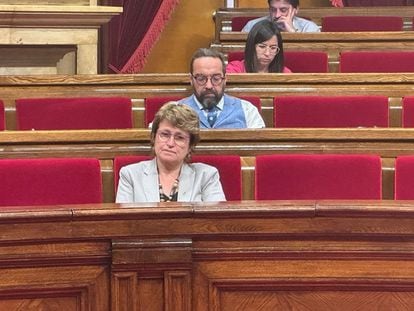 La consellera de Educación, Anna Simó (en primer plano), en el pleno del Parlament del 27 de junio.