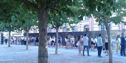 La cola en las afueras de Matadero para escuchar a Michelle Obama, en Madrid, este jueves. 
