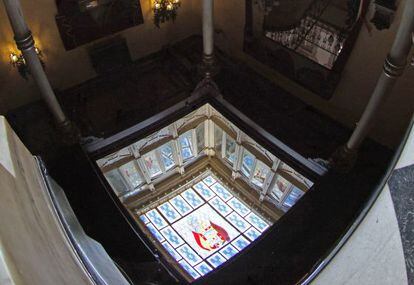 Instalaci&oacute;n de Per Barclay en el sal&oacute;n del Casino de Cartagena, edificio del siglo XVIII.