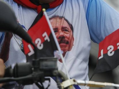 Un moticiclista viste una camiseta en apoyo al presidente Daniel Ortega, en Managua.